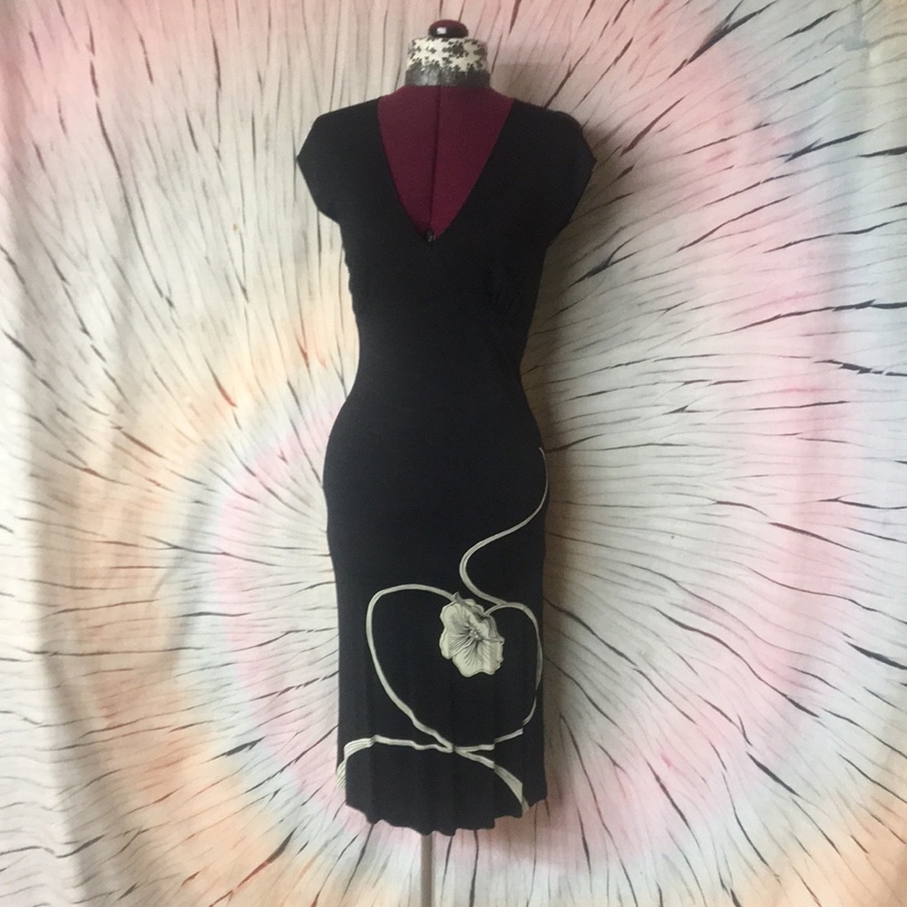 Black dress / white detail